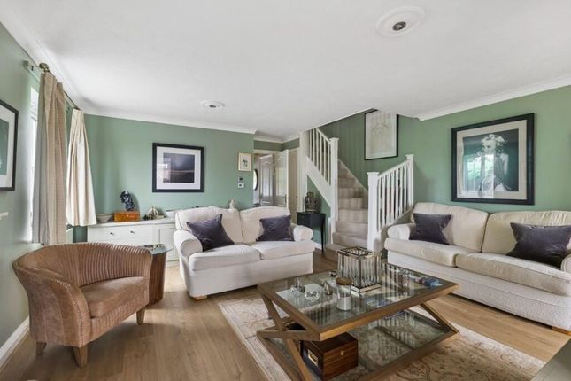 8, Oakes Court, Hungerford photo 3
