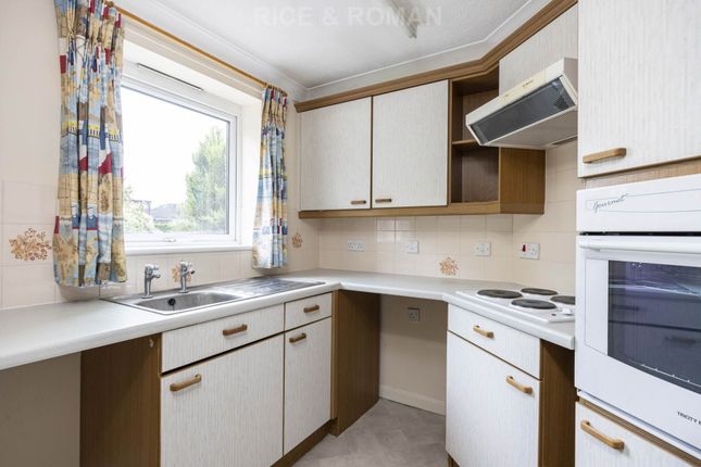33 Royston Court, Manor Road North, Esher photo 4