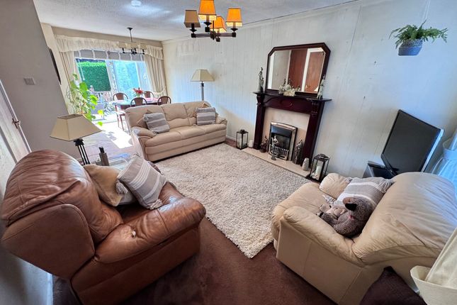 17 Grange Park Avenue, High Peak photo 3