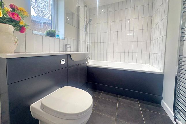 Flat 9, Kestrel House,, Weydon Lane, Surrey photo 4