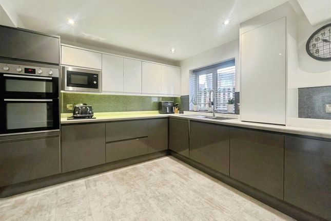 10, Royale Close, Aldershot photo 4