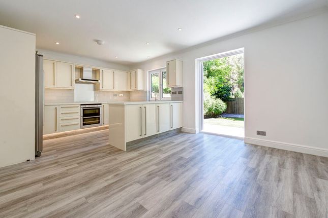 Town house to rent in Belsize Grove, London