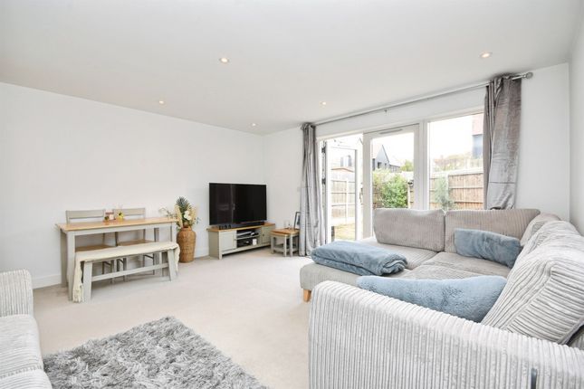 30, Ironbroom Crescent, Chelmsford photo 2