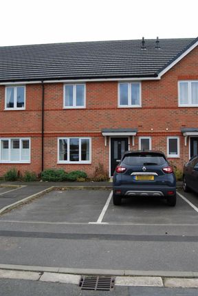 Flat to rent in Holywell Way, Staines