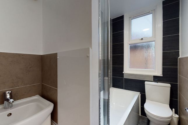67a, Carlyle Road, Ealing photo 2
