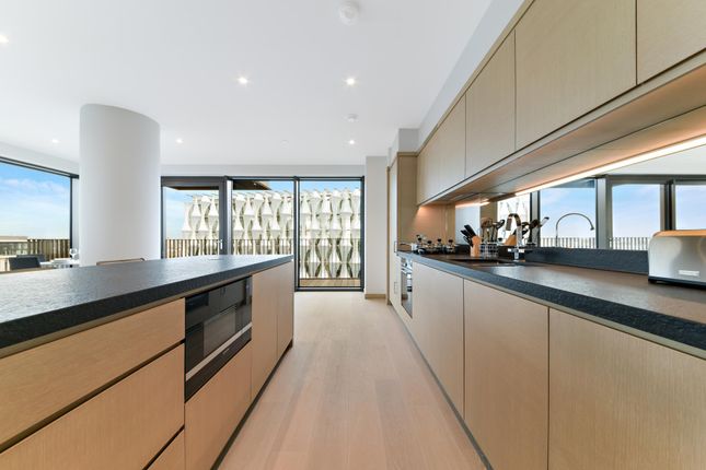 Flat to rent in Legacy Building, Embassy Gardens, London