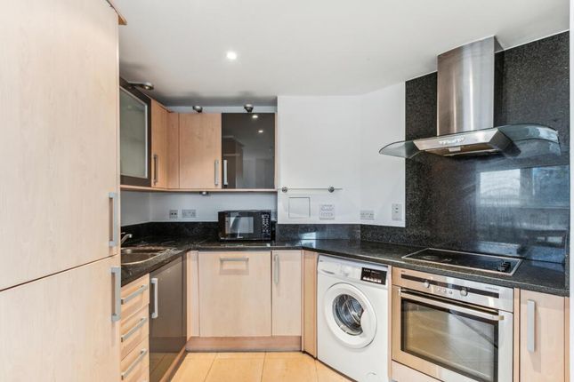 Flat to rent in Smugglers Way, London