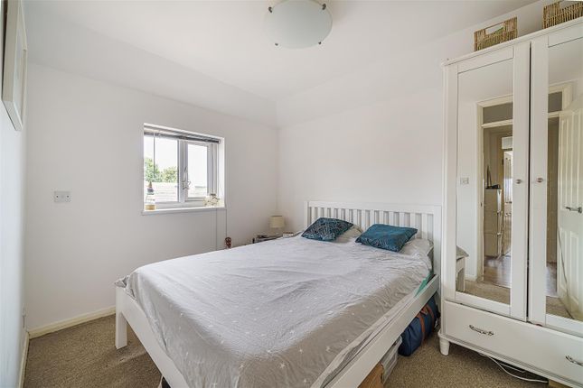 7, Beeches Close, London photo 3