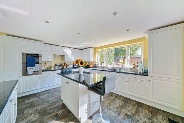15, Langsmead, Lingfield photo 2