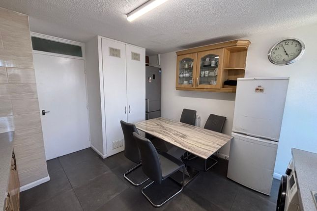 54 Neville Close, London photo 3
