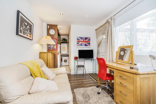 Wychwood Way (Annexe), Northwood photo 3