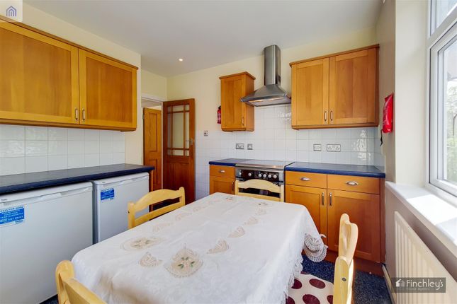 Flat to rent in Grosvenor Road, Finchley