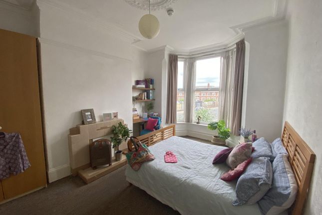 Bright, Well-Presented Double Bedroom With A Large...