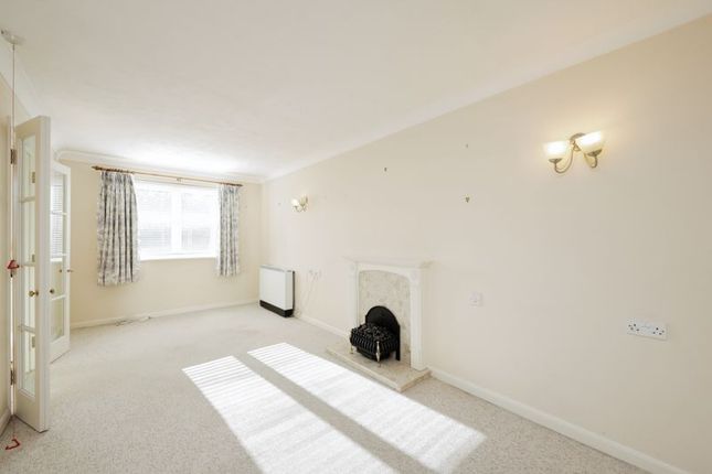 Thumbnail Flat for sale in Archer Court, Amersham