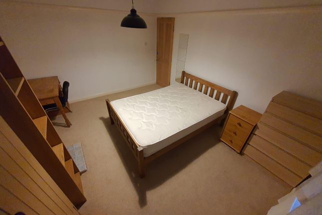 5, Queens Road, Uxbridge photo 4