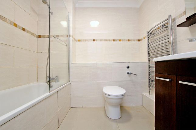Flat to rent in Copperfield Road, Mile End, London
