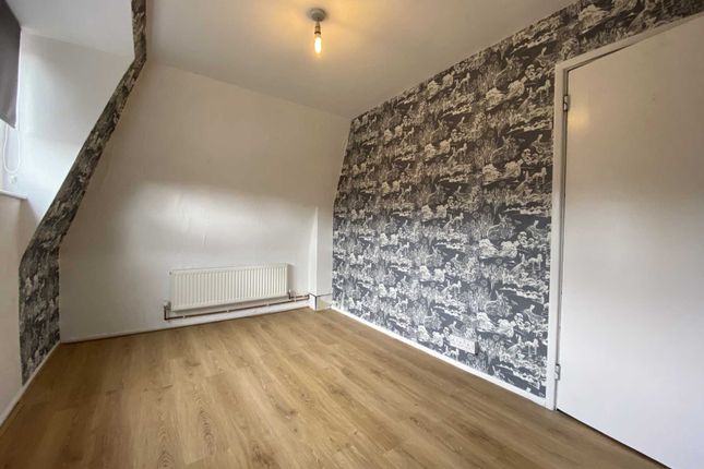 Flat to rent in High Street, Kings Langley