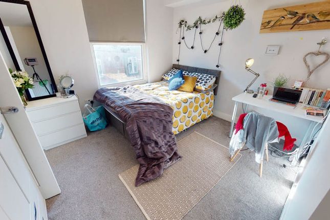 A Cozy Bedroom Featuring A Double Bed And A Bright...