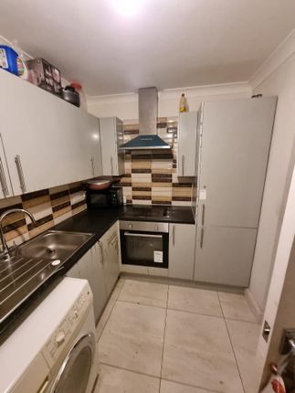 Room to rent in Stary Road, London, London