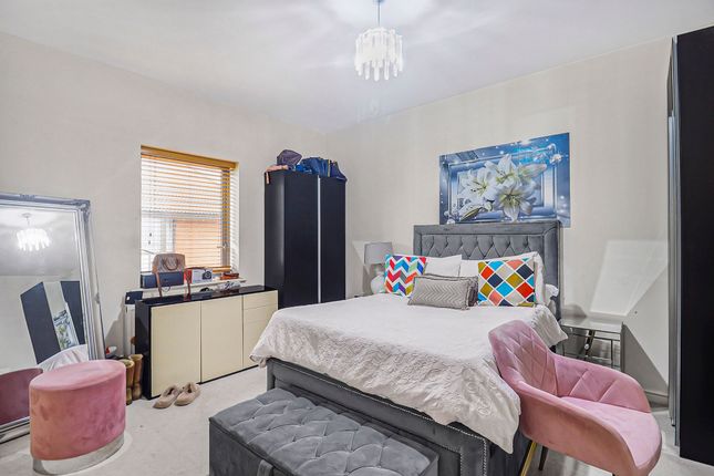 Flat for sale in Roots Hall Drive, Westwell