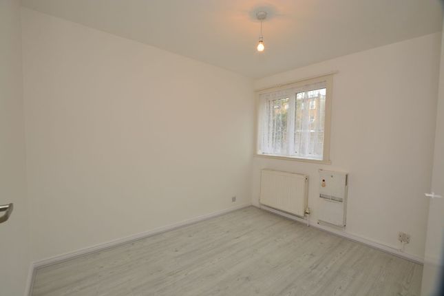 (LettsPay) 14, Sandown Close, Hounslow photo 4