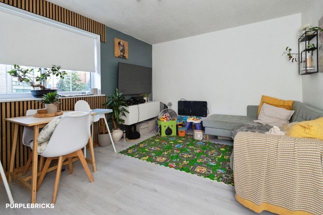 flat A, 12 Raysonhill Drive, Manchester photo 4