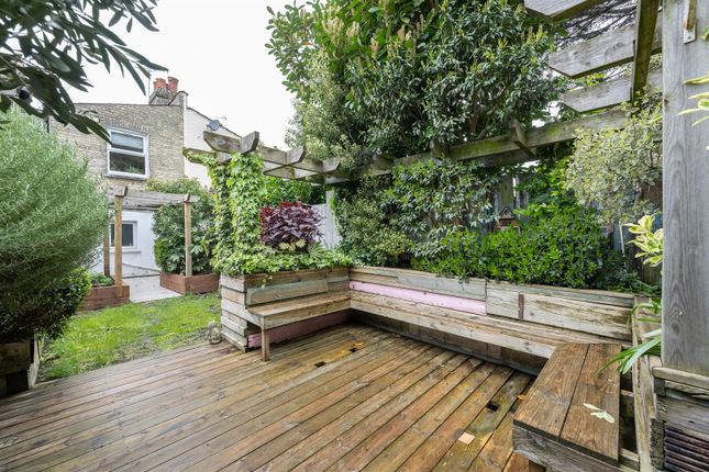 Flat for sale in Spruce Hills Road, London