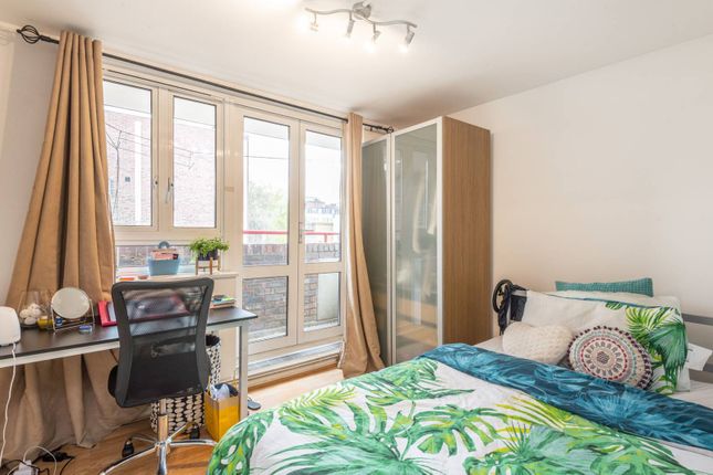 Flat to rent in North Gower Street, Euston, London