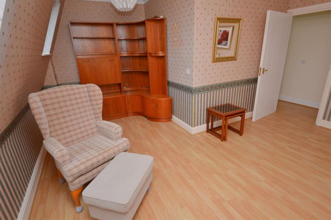 41, Clareston Court, Tenby photo 3