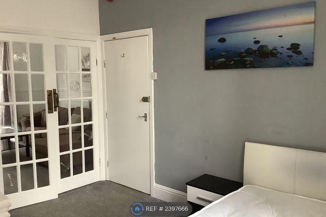 Flat, Windsor Crescent, Bridlington photo 2