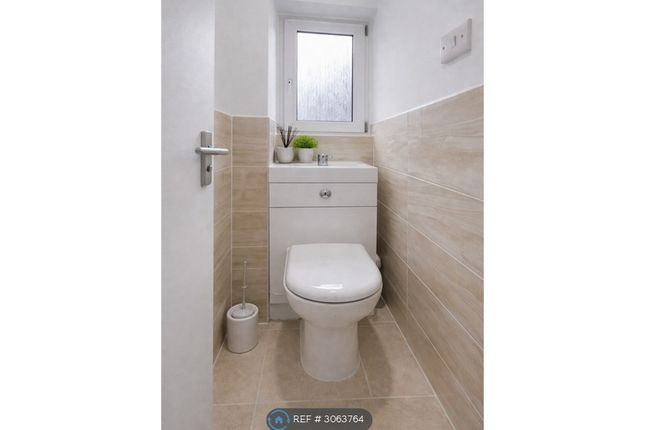 Flat, Tomson House St Saviours Estate, London photo 3