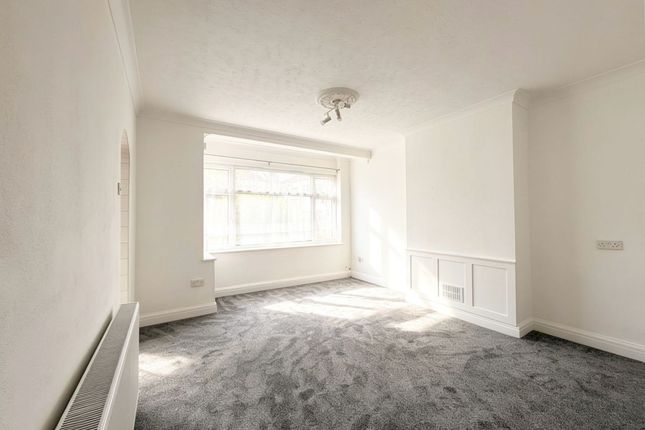 5 Michael Gardens, Hornchurch photo 2