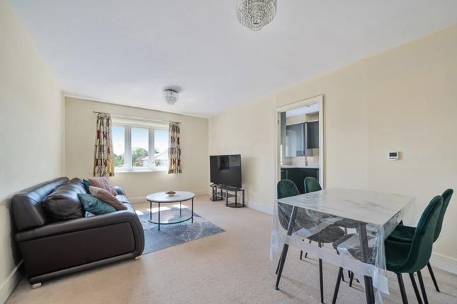 Flat to rent in Sidney Road, Staines