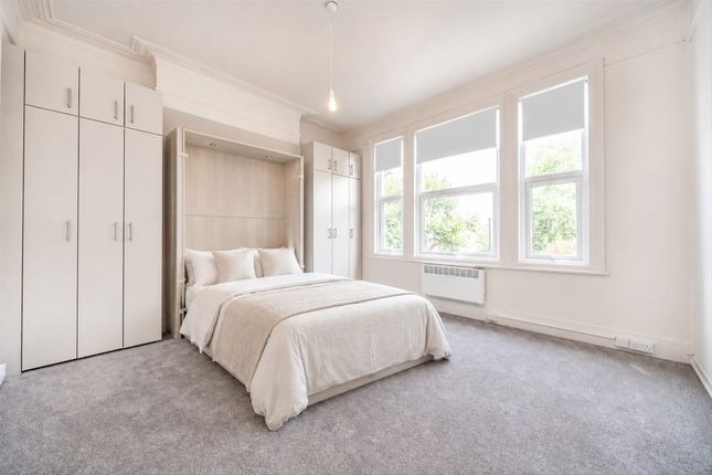 Front First Floor Flat, 31, The Avenue, London photo 4
