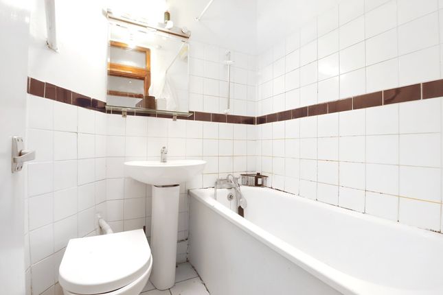 Flat to rent in Agamemnon Road, London