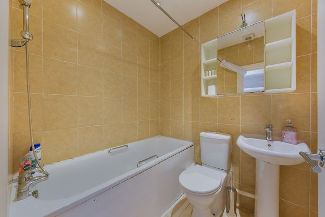 Flat to rent in Clapham Common South Side, London