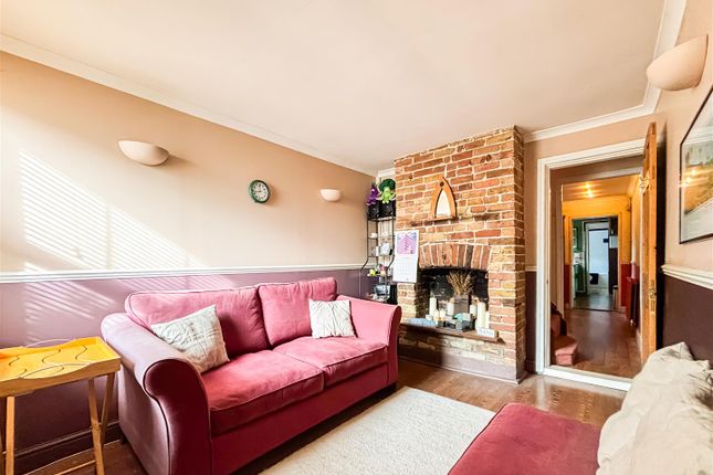 Crouch Road, Burnham-On-Crouch photo 4