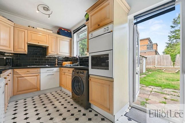 12 Chestnut Grove, Wembley photo 3