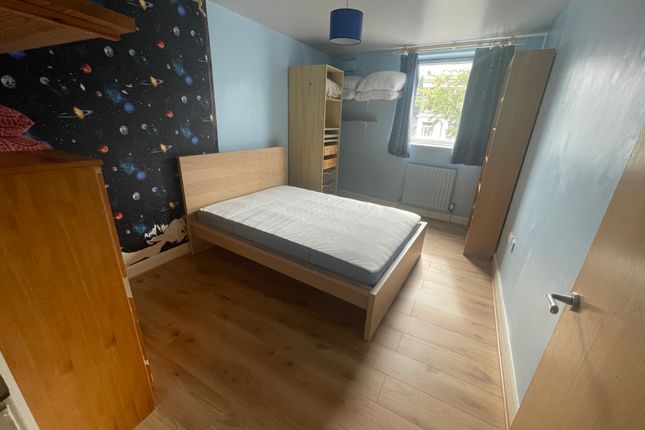 Oaklands Court, Uxbridge Road, London photo 4