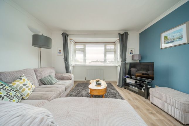 8, Winchstone Close, Shepperton photo 4