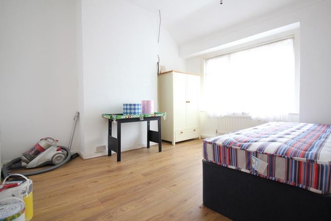 33476h, Worton Gardens, Isleworth photo 4