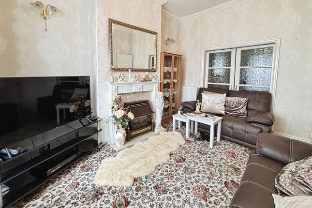 25, Hawes Drive, Bradford photo 3