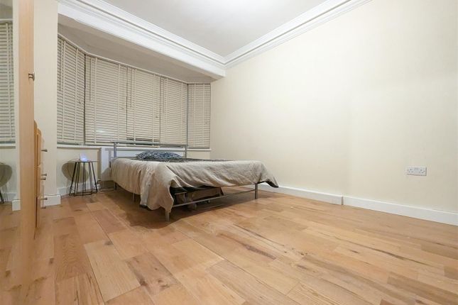7787h, Riverview Gardens, Twickenham photo 2