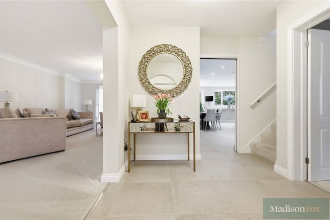 13, Garden Way, Essex photo 2