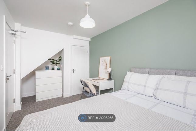 Thumbnail Room to rent in Seymour Avenue, Shinfield, Reading