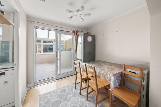 29, Crestwood Way, Hounslow photo 4