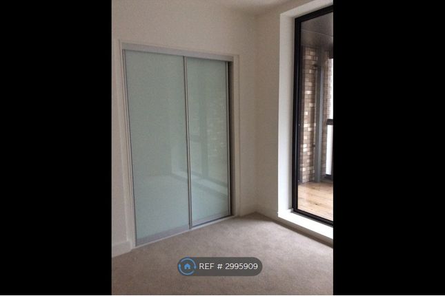 Flat, Glass Blowers House Valencia Close, London photo 5