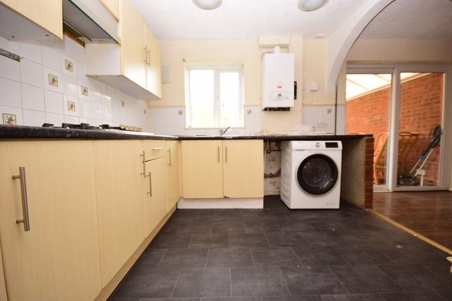 Terraced house to rent in Roodegate, Basildon