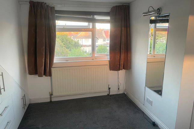 72 Brian Road, Romford photo 5