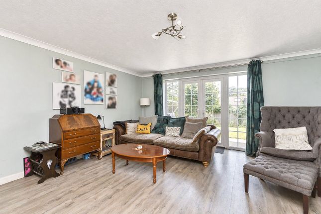 16, Parkhurst Fields, Farnham photo 2